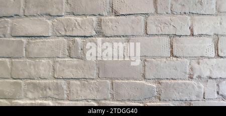 Nahaufnahme eines Abschnitts einer weißen Ziegelmauer an der Außenseite eines Gebäudes. Stockfoto