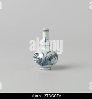 Miniatur-Doppelkürbis-Vase mit Blumensprays, anonym, ca. 1675 - ca. 1724 Miniatur-Kürbis-Vase mit leicht spreizendem Hals, blau lackiert. Am Bauch ein Blumenzweig (Aster) und lose Zweige. Blau Weiß. Porzellan. Glasur. Kobalt-(Mineral-)Malerei / Vitrifikation Miniatur-Kürbis-Vase mit leicht ausbreitendem Hals, in Unterlazeblau bemalt. Am Bauch ein Blumenzweig (Aster) und lose Zweige. Blau Weiß. Porzellan. Glasur. Kobalt-(Mineral-)Malerei/Verglasung Stockfoto