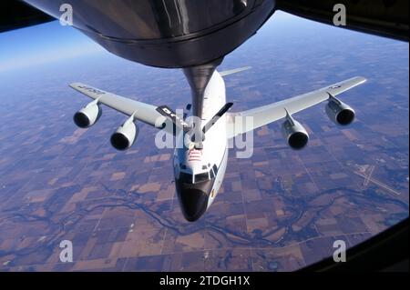 Eine WC-135R bereitet sich darauf vor, am 7. Dezember 2023 Kraftstoff von einer KC-135 im Tinker AFB in Oklahoma zu erhalten. Foto der U.S. Air Force von Lauren Kelly Stockfoto