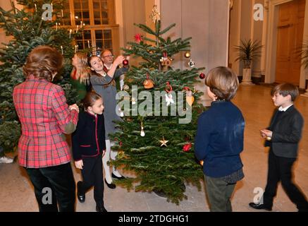 Zu Königin Silvia gesellten sich ihre Enkelkinder Prinz Alexander, Prinzessin Estelle, Prinz Nicolas und Prinz Oscar, als sie das erhielten und dekorierten Stockfoto