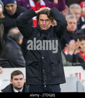 London, Großbritannien. 17. Dezember 2023 - Brentford gegen Aston Villa - Premier League - GTECH Stadium. Thomas Frank, Manager von Brentford, während des Premier League-Spiels gegen Aston Villa. Bildnachweis: Mark Pain / Alamy Live News Stockfoto