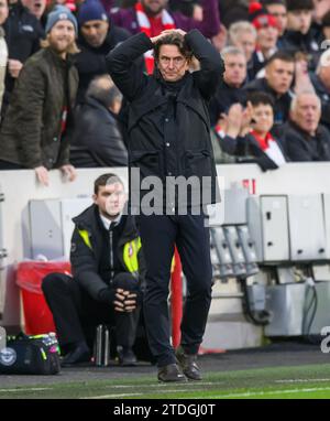 London, Großbritannien. 17. Dezember 2023 - Brentford gegen Aston Villa - Premier League - GTECH Stadium. Thomas Frank, Manager von Brentford, während des Premier League-Spiels gegen Aston Villa. Bildnachweis: Mark Pain / Alamy Live News Stockfoto