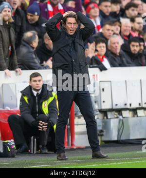 London, Großbritannien. 17. Dezember 2023 - Brentford gegen Aston Villa - Premier League - GTECH Stadium. Thomas Frank, Manager von Brentford, während des Premier League-Spiels gegen Aston Villa. Bildnachweis: Mark Pain / Alamy Live News Stockfoto