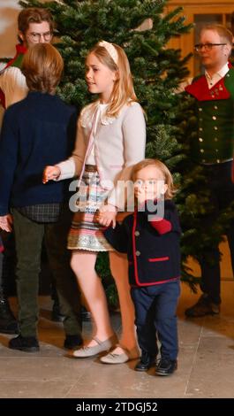 Königin Silvia wurde von ihren Enkeln, Prinzessin Leonore und Prinz Julian, begleitet, als sie die Weihnachtsbäume des Königspalastes aus dem Wald erhielten Stockfoto