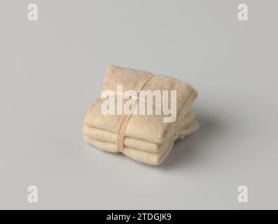 Stapel von Decken, zusammengebunden mit einem Band, anonym, ca. 1750 - ca. 1800 Ein Stapel von drei gefalteten und gefalteten Wolldecken (?) Gebündelt mit Leinenband. Niederlande Wolle. Leinen (Stoff), der Ein Nickerchen mit drei gefalteten und gefesselten Wolldecken (?) Gebündelt mit Leinenband. Niederlande Wolle. Leinen (Material) Nickerchen Stockfoto