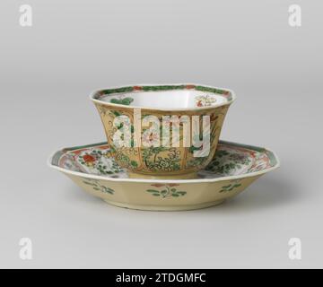 Achteckige Tasse und Untertasse mit hellbraun, Tiere und Blumensprays, anonym, ca. 1700 - ca. 1724 Achteckbecher und Untertasse aus Porzellan, teilweise mit Café-au-lait bedeckt, in Unterglasur blau und auf der Glasur rot, grün, gelb, Aubergine und schwarz bemalt. Die Außenseite des Kopfes ist mit einer Café-au-lait-farbenen Glasur mit Blumenzweigen und Schmetterlingen mit Famille-Emaille in professioneller Dekoration bedeckt; auf dem Boden zwei Hasen und zwei Vögel mit einem Felsen mit blühenden Pflanzen; die Innenseite der Mauer mit Schmetterlingen; der Rand mit Zickzackarbeit durchsetzt mit Blumen. Die Schüssel W Stockfoto