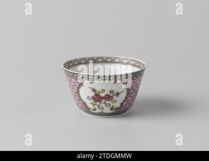 Gerader Becher mit Blumensprays, Vase, Fruchtkorb und Katze, anonym, ca. 1725 - ca. 1749 Porzellankopf mit gerader, ausgestellter Wand, auf der Glasur lackiert in blau, rot, rosa, grün, gelb, schwarz und Gold. Außen zwei schmale und breite Bande mit Servierwerk, drei Kartuschen mit Blütenzweig (Prunus, Pfingstrose, Chrysantheme) im breiten Band; unten eine Blumenvase, eine Obstschale mit Fingercitroen und eine Katze; der innere Rand mit Servierwerk. Ein Riss in der Wand. Famle Rose. Porzellan. Glasur. Gold (Metall) Malerei / Vergoldung / Vitrifikation Porzellankopf mit geradem, ausgestelltem Kopf Stockfoto