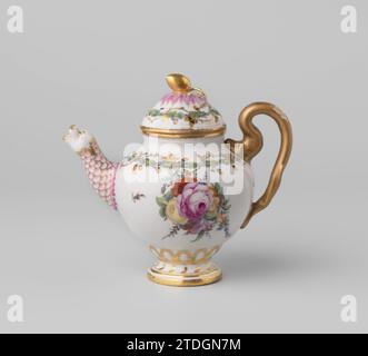 Teekanne, bemalt mit Blumensträußen, Manufaktur Oud-Loosdrecht, ca. 1778 - ca. 1782 Teekanne aus Porzellan. Auf rundem profiliertem Fuß, über dem Godrons im Relief mit vergoldeten Kanten. Das Ohr hat die Form einer vollständig vergoldeten Schlange, der Auslauf endet in einem teilweise vergoldeten Tierkopf und ist im Relief mit Schuppen verziert, die in Rübenrot und Gold bemalt sind. Auf der Schulter des Topfes ist ein Kranz aus Eichenblättern mit Eicheln in zwei Farben grün, grau und braun bemalt, von denen ein mehrfarbiger Blumenstrauß auf beiden Seiten abhängt. Loosdrecht Porzellan Teekanne aus Porzellan. Auf rundem Fuß, über dem Gott steht Stockfoto