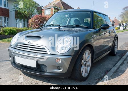 Ein Mini Cooper S aus dem Jahr 2005 steht vor einem Wohnhaus auf der Straße. Stockfoto