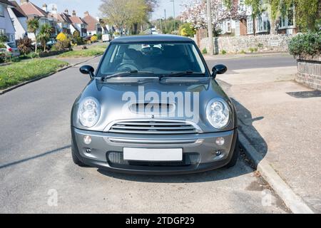 Ein Mini Cooper S aus dem Jahr 2005 steht vor einem Wohnhaus auf der Straße. Stockfoto