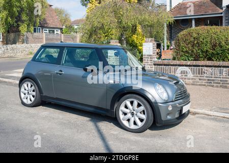 Ein Mini Cooper S aus dem Jahr 2005 steht vor einem Wohnhaus auf der Straße. Stockfoto