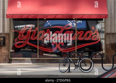 Giordano's ist eine amerikanische Pizzeria-Kette, die sich auf Chicago Style Stuffed Crust Pizza spezialisiert hat, W Jackson Blvd, Chicago, USA 16. Juni 2023 Stockfoto