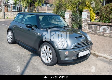 Ein Mini Cooper S aus dem Jahr 2005 steht vor einem Wohnhaus auf der Straße. Stockfoto