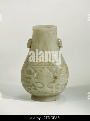 Kleine Vase, anonym, 1775 - 1800 birnenförmige Vase aus hellgrünem und gelbem Jade, dekoriert mit archaischem Dekor aus Bronze. Die Vase hat zwei kleine Ohren. China Jade (Felsen) birnenförmige Vase aus hellgrüner und gelber Jade, dekoriert mit archaischen Dekor aus Bronze. Die Vase hat zwei kleine Ohren. China-Jade (Stein) Stockfoto