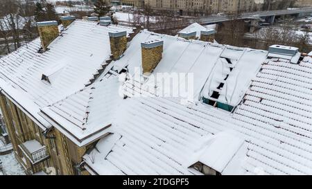 Drohnenfotografie eines Gebäudes mit gebrochenem Dach während des Winters Stockfoto