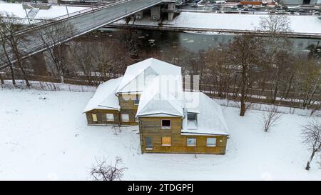 Drohnenfotografie eines alten verlassenen Holzhauses in einer Stadt am Wintertag Stockfoto