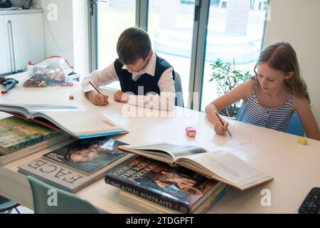 Ein Bruder und eine Schwester werden während der COVID-19-Pandemie zu Hause geschult Stockfoto