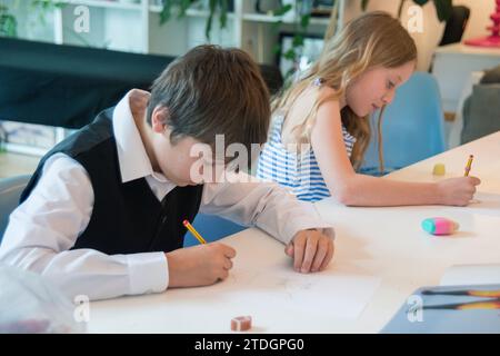 Ein Bruder und eine Schwester werden während der COVID-19-Pandemie zu Hause geschult Stockfoto