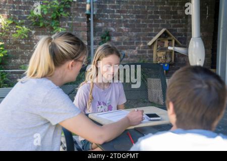 Ein Bruder und eine Schwester werden während der COVID-19-Pandemie zu Hause geschult Stockfoto