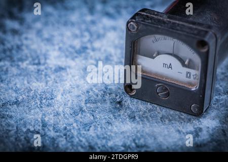 Amperemeter auf verkratztem metallischem Hintergrund Vintage-Elektrizitätskonzept Stockfoto