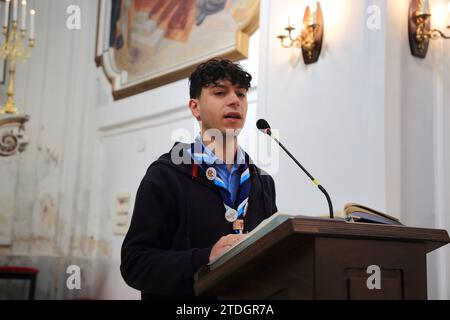 Die jungen Leute der Gruppe Pfadfinder Pagani 1, halten vor der Feier der heiligen Messe in der Kirche San Francesco di Paola, das Licht des Friedens von Bethlehem 2023. Das Licht des Friedens kommt direkt aus der Geburtsgrotte in Bethlehem. Es ist ein Zeichen der Freundschaft, der Brüderlichkeit, der Freude, der Liebe und der Hoffnung, die Späher in ganz Europa bringen. Das Motto des Lichtes des Friedens von Bethlehem 2023 lautet: "Frieden machen glücklich". Letzter Tag der Lieferung in den Gemeinden der Stadt. (Foto: Pasquale Senatore/Pacific Press) Stockfoto