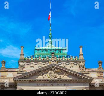 STRASSBURG, FRANKREICH - 4. MAI 2023: Portikus auf dem Palais de Justice, ein neo-griechisches Gebäude aus dem 19. Jahrhundert mit neo-ägyptischen Elementen. Wurde 1894-1898 gebaut Stockfoto