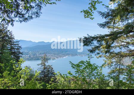 Blick auf Burrard Inlet vom Burnaby Mountain Park (Burnaby Mountain Conservation Area) an sonnigem Tag. Stockfoto