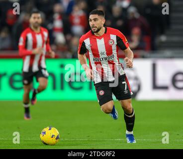 London, Großbritannien. 17. Dezember 2023 - Brentford gegen Aston Villa - Premier League - GTECH Stadium. Brentfords Neal Maupay während des Premier League-Spiels gegen Aston Villa. Bildnachweis: Mark Pain / Alamy Live News Stockfoto