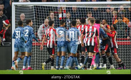 London, Großbritannien. Dezember 2023. 17. Dezember 2023 - Brentford gegen Aston Villa - Premier League - GTECH Stadium. Nach dem Sieg von Ollie Watkins im Brentford-Tor. Bildnachweis: Mark Pain / Alamy Live News Stockfoto