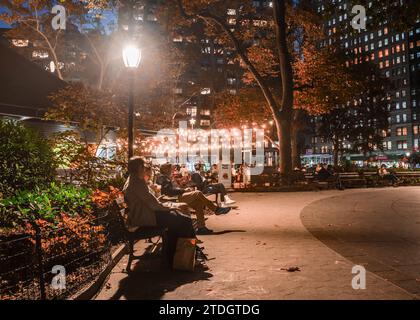 New York City, New York - 12. Oktober 2023: Madison Square Park in Midtown Manhattan New York City bei Nacht mit Menschen und beleuchteten Lichtern Stockfoto