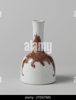 Vase, anonym, um 1700 - um 1724 Vase aus Porzellan mit konischem Bauch, runder Schulter und leicht spreizendem Hals, in unterschwelliger Glasur blau und rot bemalt. Zwei fabelhafte Tiere an der Wand und am Hals: Große Fledermäuse oder Wolkendrachen in unterschwellig glasiertem Rot mit einem unterschwellig glasierenden blauen Auge. Unten mit der sechsstelligen Marke Kangxi in zwei horizontalen Reihen. Goldlackreparatur an der Kante. Blau mit kupferrot unterglasieren. Porzellan. Glasur. Kobalt (Mineral). Kupfer (Metall). Malen / Lackieren / Verglasung Vase aus Porzellan mit sich verjüngendem Bauch, runder Schulter und leicht spadin Stockfoto