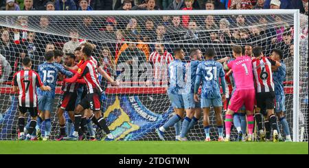 London, Großbritannien. Dezember 2023. 17. Dezember 2023 - Brentford gegen Aston Villa - Premier League - GTECH Stadium. Nach dem Sieg von Ollie Watkins im Brentford-Tor. Bildnachweis: Mark Pain / Alamy Live News Stockfoto