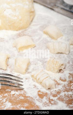 Frische italienische Kartoffelgnocchi auf einem rustikalen Holztisch machen, Lebensmittelfotografie Stockfoto