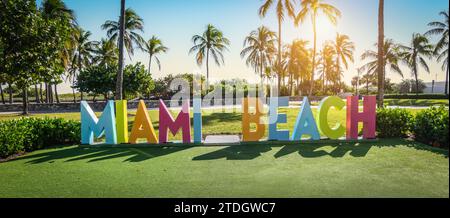 Farbenfrohes Miami Beach Schild im Lummus Park at Sunset, Miami, Florida. Stockfoto