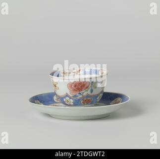 Tasse und Untertasse mit eingeschnittenen Lotusrollen und Blumensprays in Kartuschen, anonym, ca. 1800 Porzellanbecher und Untertasse mit gerader Wand, auf der Glasur in blau, rot, rosa, grün, gelb und schwarz bemalt. Auf der Ebene des Gerichts eine gelappte Kartusche mit Blütenzweigen (einschließlich Pfingstrose, Chrysantheme, Aster, Orchidee); an der Wand Blue Email mit Ingegregnen Lotusranken, enthält sie Blumen und Medaillons mit Blütenzweigen. Der Kopf mit der gleichen Dekoration. Ein Chip und ein Riss im Rand der Schale. Famle Rose. Porzellan. Glasur. Malerei / Vitrifikation Porzellanbecher und Untertasse mit Stra Stockfoto