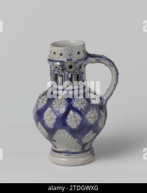 Krug mit Blattschmuck und Medaillons, anonym, ca. 1650 - ca. 1724 Dose (Fopkan) Steinzeug auf hohem Fuß mit kugelförmigem Bauch und durchbrochenem Hals mit kurz unterhalb des Randes einem kurzen Auslauf. Das C-förmige Ohr wird am Hals und an der Schulter befestigt. An der Unterseite der Kanne befindet sich ein Loch auf der Innenseite, sodass die Flüssigkeit durch einen Schlauch in Wand, Ohr und Kante durch den Auslauf austreten kann. Teilweise mit Kobaltblau bedeckt. Am Bauch, Blattmotive und kleine bedruckte und aufgetragene, diamantförmige Medaillons mit Relief-Blüten auf blauem Hintergrund. Am Hals bei Reliefsäulen und wi Stockfoto