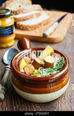 Eintopf mit Kohl, roten Kartoffeln und Vegan Wursts Stockfoto