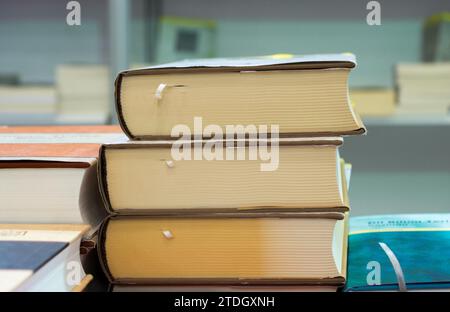 Stapel von Büchern, die als Bildungs- und Geschäftskonzept gespeichert sind Stockfoto