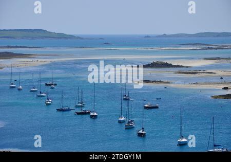 Blick vom König-Charles-Schloss auf Tresco auf den Scilly-Inseln mit Blick über den Kanal zwischen den Inseln Tresco und Bryher in Richtung Tresco Flat Stockfoto