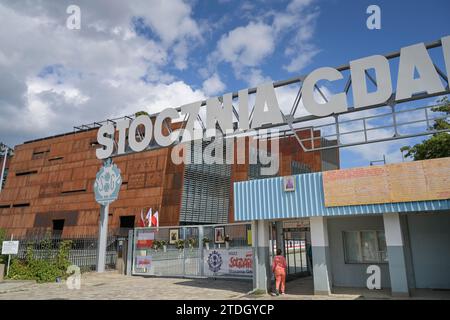 Historisches altes Fabriktor der Danziger Werft mit der Aufschrift Stocznia GdaÅ„SK, Eingang zum Europäischen Zentrum der Solidarität, Europejskie Centrum Stockfoto