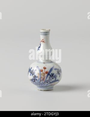 Miniatur-Doppelkürbis-Flaschenvase mit Blumensprays, anonym, ca. 1675 - ca. 1724 Flaschenförmige Miniaturvase aus Porzellan mit Kürbiskorn-förmigem Korpus, lackiert in Unterglasurblau und auf der Glasur rot und Gold. Eine Gruppe blühender Pflanzen an der Wand; der Hals mit zwei Blütenzweigen. Blau Weiß. Porzellan. Glasur. Kobalt (Mineral). Kupfer (Metall). Gold (Metall) Malerei / Glasur Flaschenförmige Miniaturvase aus Porzellan mit Kürbiskorn-förmigem Korpus, in Unterglasurblau bemalt und auf der Glasur rot und Gold. Eine Gruppe blühender Pflanzen an der Wand; der Hals mit zwei Blütenzweigen. Bl Stockfoto