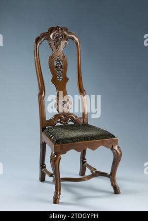 Stuhl mit lose auf dem Fenster überzogenen Kissen und überhängenden Haken platzierte S-förmige Beine, die in Bokhoeven, Anonym, 1700–1725 Chair of Notenhout enden. Die Möbel haben ein lose auf einem Fenster, überzogenes Kissen aufgetragen. Der Rest auf Scheuerhaken platzierte, s-förmige Vorderbeine, die in Boxfarm enden. Das Kreuz ist H-förmig und geschildert. Der hohe Rücken ist leicht horizontal und hat ein offenes Mittelblatt mit gewelltem Umfang und profiliertem Fenster. Die Stile dieses Fensters sind im oberen Teil gestreckt; die Schwelle zeigt gestohlene Voluten mit einer Schale, die obere Schwelle ist gewellt und in der Mitte geöffnet Stockfoto