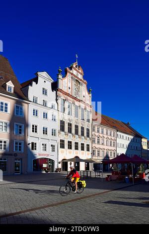 Radfahrer vor dem Markt in der Altstadt, im Hintergrund das historische Rathaus, Landsberg am Lech, Oberbayern, Bayern, Deutschland Stockfoto