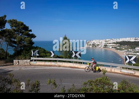 Radfahrer auf der Passstraße in der Nähe von San Nicola mit Blick auf Peschici, Gargano, Apulien, Italien Stockfoto