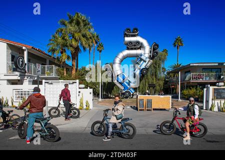 Gruppe von Radfahrern auf einer Führung vor einem Kunstwerk aus zwei Kunstanhängern, Fergusons Motel, Art Area 18b, Las Vegas, Nevada, USA Stockfoto