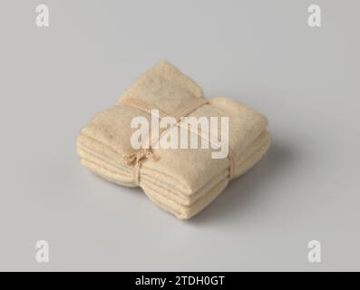 Stapel von Decken, zusammengebunden mit einem Band, anonym, ca. 1750 - ca. 1800 Ein Stapel von drei gefalteten und gefalteten Wolldecken (?) Gebündelt mit Leinenband. Niederlande Wolle. Leinen (Stoff), der Ein Nickerchen mit drei gefalteten und gefesselten Wolldecken (?) Gebündelt mit Leinenband. Niederlande Wolle. Leinen (Material) Nickerchen Stockfoto