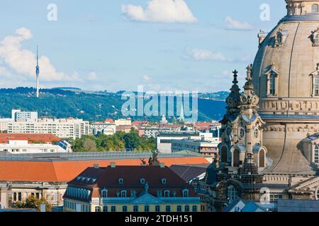 Blick vom Hausmannsturm östlich von Dresden, mit der Gottesmutter-Kirche und den Hängen der Elbe, dem Fernsehturm am Horizont Stockfoto