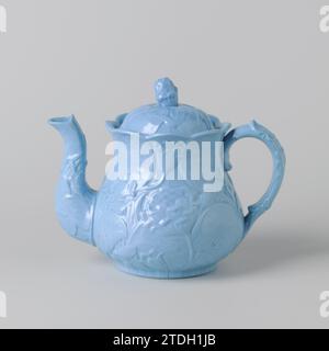 Teekanne, blau, mit Blättern und Blüten im Relief, Peter Regout, ca. 1801 - ca. 1879 Teekanne aus Blaustein, mit Blättern und Blüten im Relief auf der gesamten Oberfläche. Die obere Kante des Topfes ist geformt. Der gekrümmte Deckel mit Blättern und Blüten im Relief wird von einer Blütenknospe gekrönt. Maastricht Teekanne aus Steingut aus Blaustein, mit Blättern und Blüten im Relief auf der gesamten Oberfläche. Die obere Kante des Topfes ist geformt. Der gekrümmte Deckel mit Blättern und Blüten im Relief wird von einer Blütenknospe gekrönt. Maastrichter Steingut Stockfoto