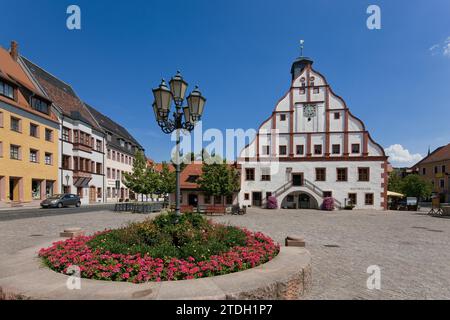 Rathaus von Grimma. In der historischen Altstadt hebt sich das imposante Renaissance-Rathaus als Zentrum der Stadt hervor Stockfoto