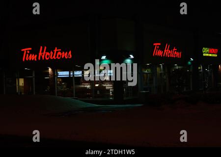 Tim Hortons at Night, Toronto, Kanada, 2013, Stockfoto